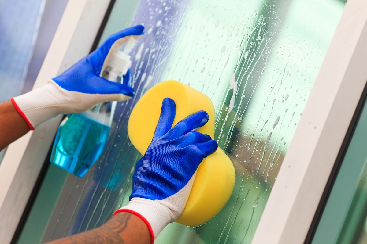 K mytí oken používáme zásadně neabrazivní prostředky a pomůcky.