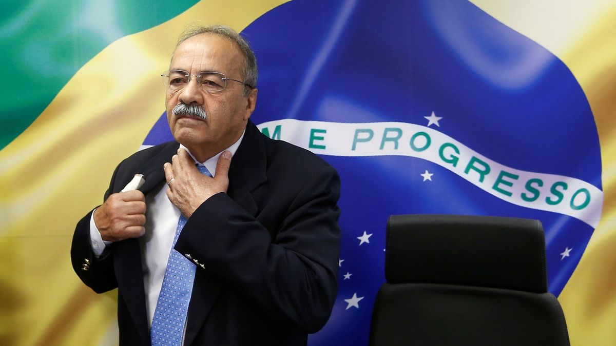 Brazilský senátora Chika Rodriguese nachytala policie při přípravě na útěk. Asi 30 tisíc reálů si nastrkal do slipů.
