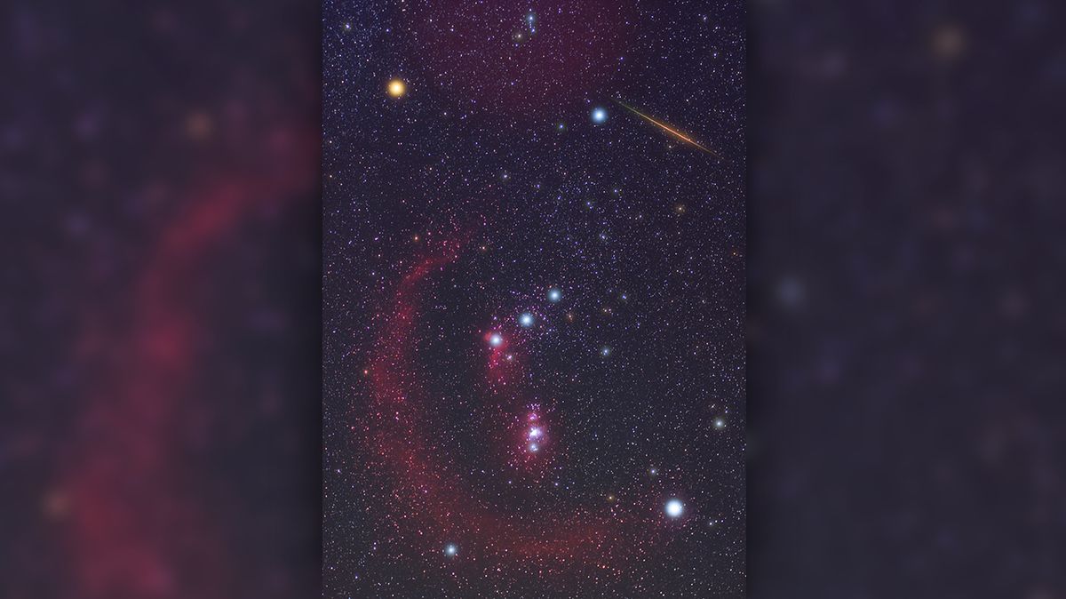 Souhvězdí Orionu a meteor z Halleyovy komety