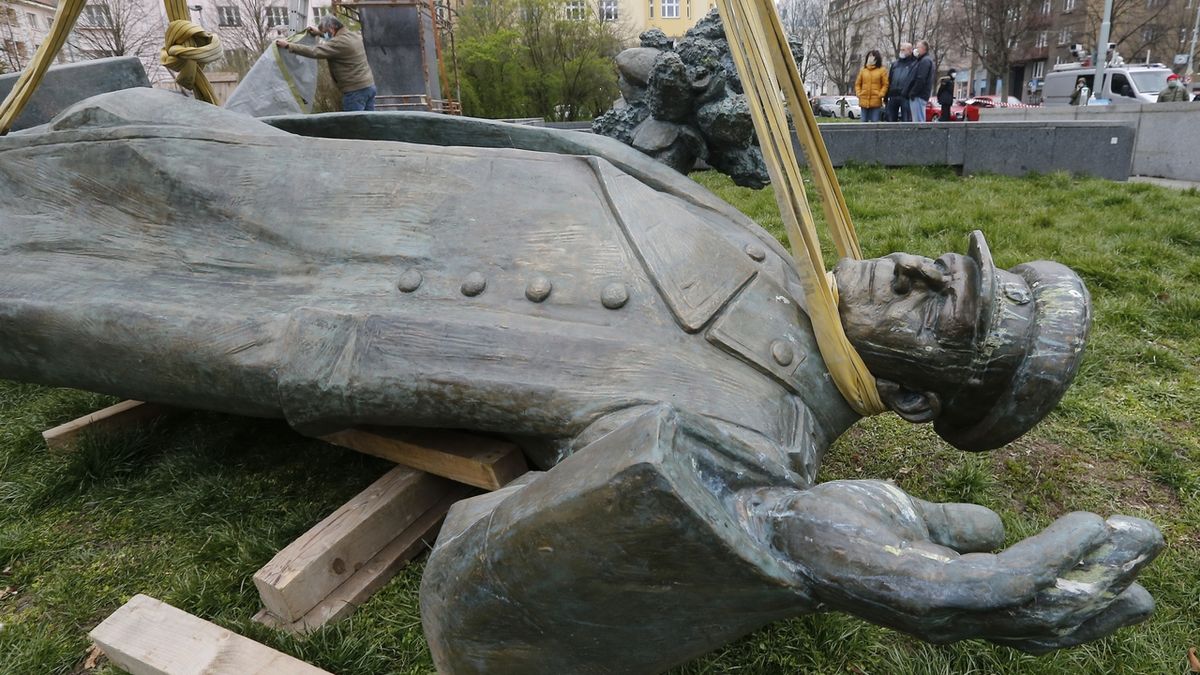 Odstraňování sochy maršála Koněva z pražského parku v Bubenči