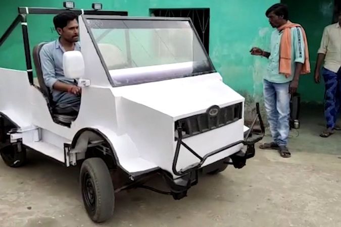 BEZ KOMENTÁŘE: Farmář si během karantény postavil funkční auto na baterky