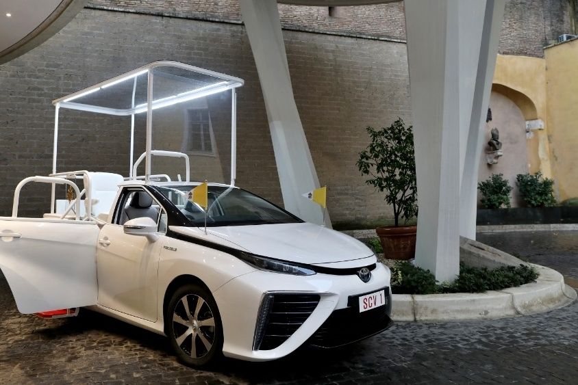 Toyota Mirai ve speciální úpravě pro papeže Františka