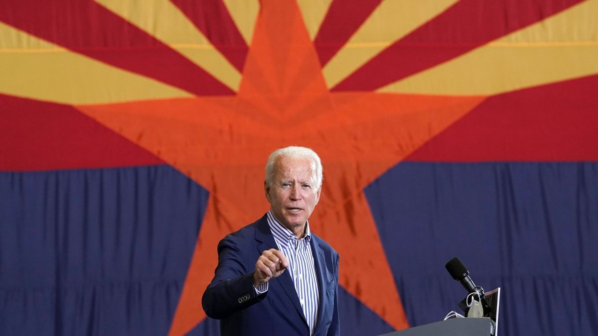 Demokratický kandidát na prezidenta Joe Biden při mítinku v Arizoně