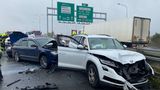 Hromadná nehoda na výjezdu z Prahy: Pět aut v sobě, hasiči vyprošťovali řidičku