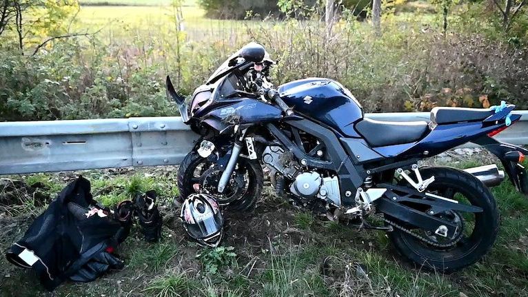 Ranní provoz na D1 u Šlapanic komplikovala nehoda auta a motorky