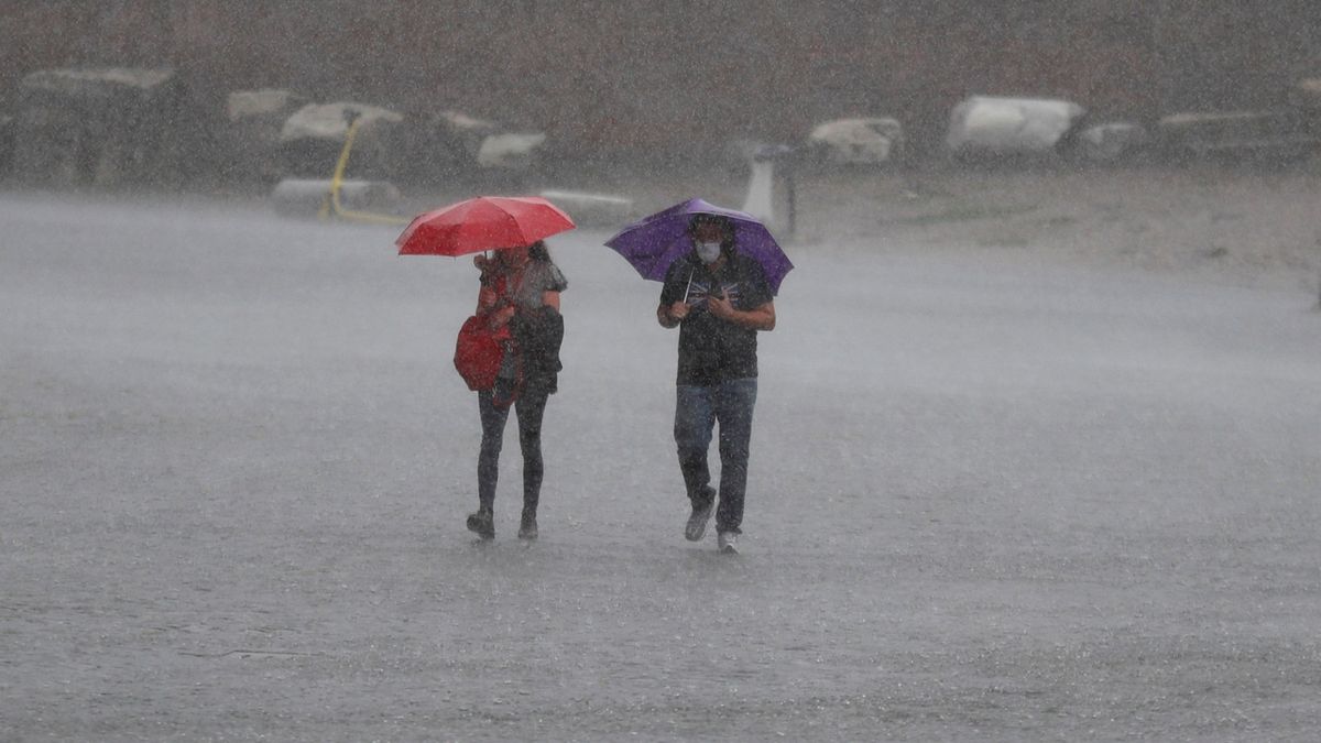 Česko zasáhnou silné bouřky s krupobitím a intenzivní deště, varovali meteorologové