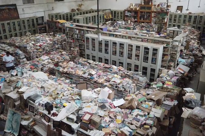 BEZ KOMENTÁŘE: Ind nasbíral za 50 let největší soukromou sbírku knih v zemi, má přes milion titulů 
