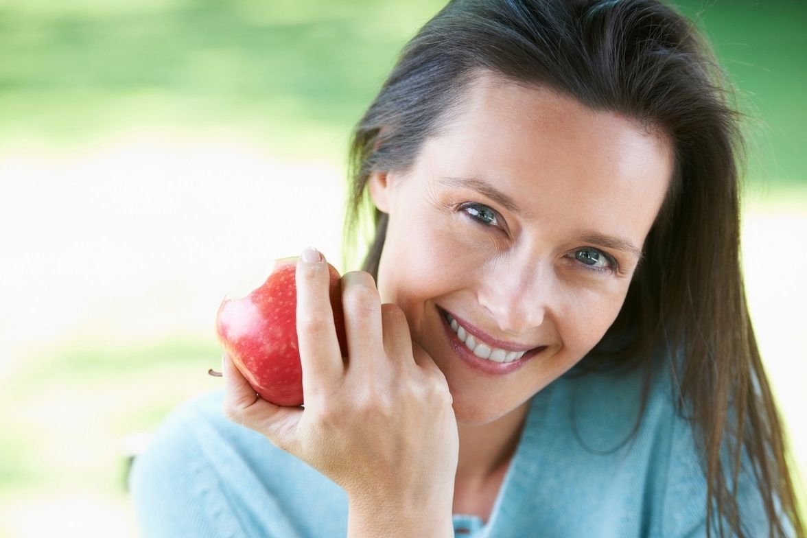 Dvě jablka obsahují až čtvrtinu doporučené denní dávky vlákniny.