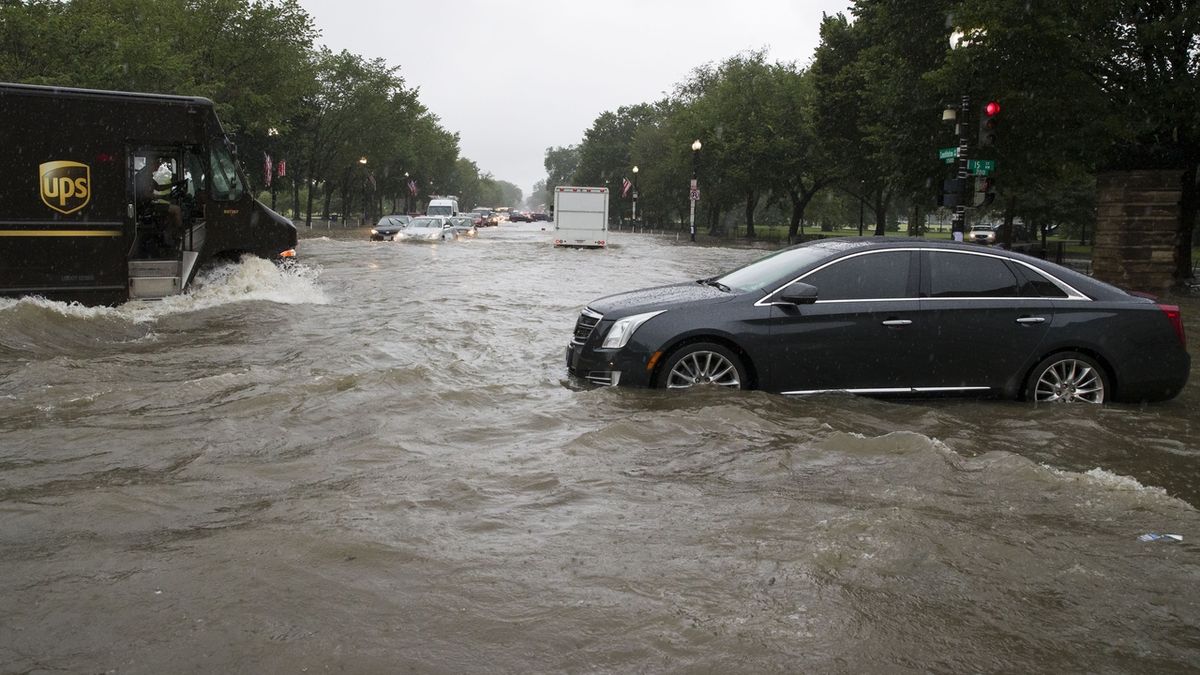 Silné deště způsobily v ulicích Washingtonu záplavy.
