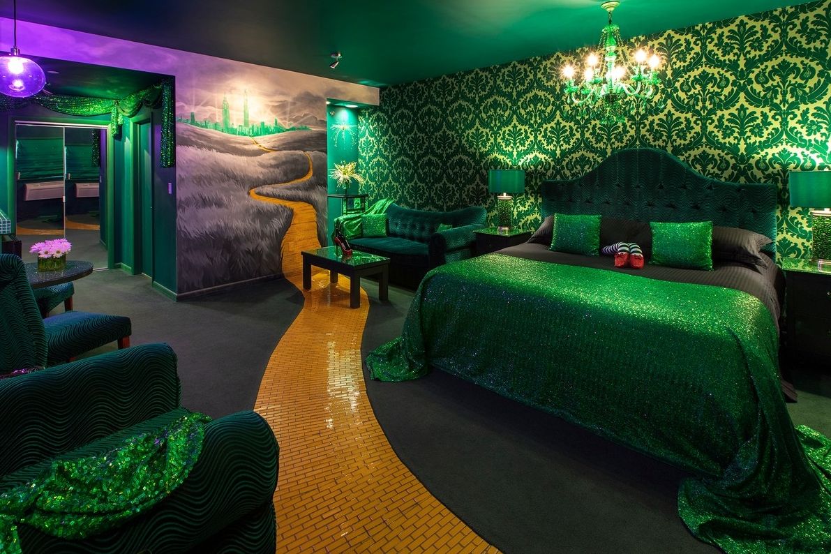 Motelový pokoj je zařízen luxusně a přitom i pohádkově.