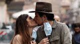 Za polibek v Miláně padla pokuta 11 tisíc