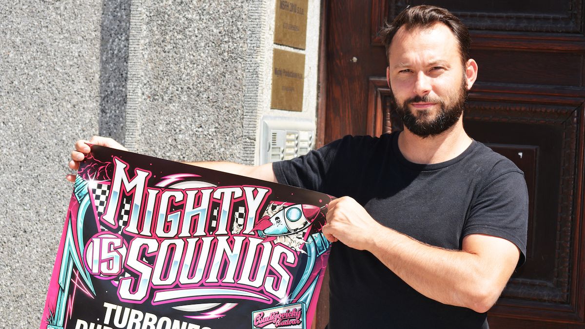 Spoluzakladatel Mighty Sounds Jakub Siňor s plakátem letošního ročníku. 