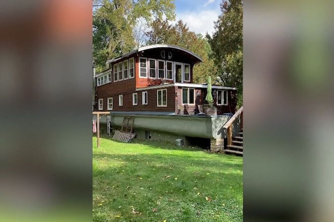 BEZ KOMENTÁŘE: Studentka z Minnesoty žije v rodinném domě z říčního člunu
