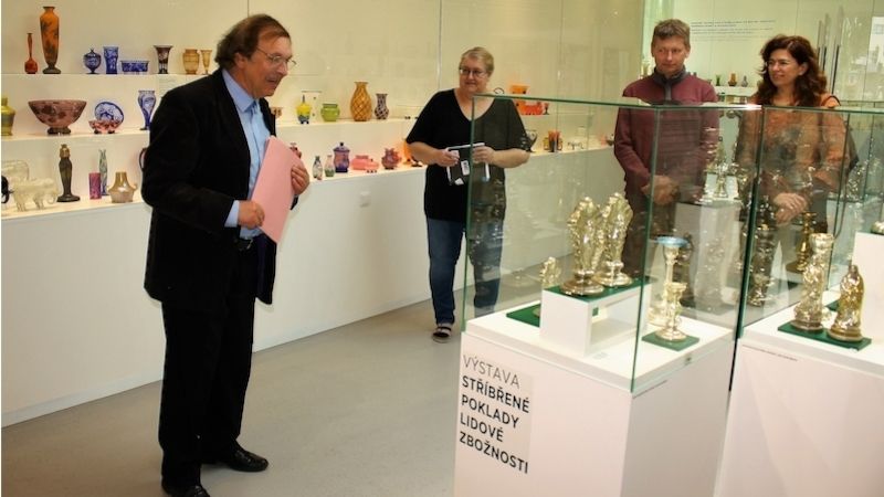 Komentovaná prohlídka k výstavě Stříbřené poklady lidové zbožnosti, kterou vedl PhDr. Vladimír Horpeniak z Muzea Šumavy v Kašperských Horách 