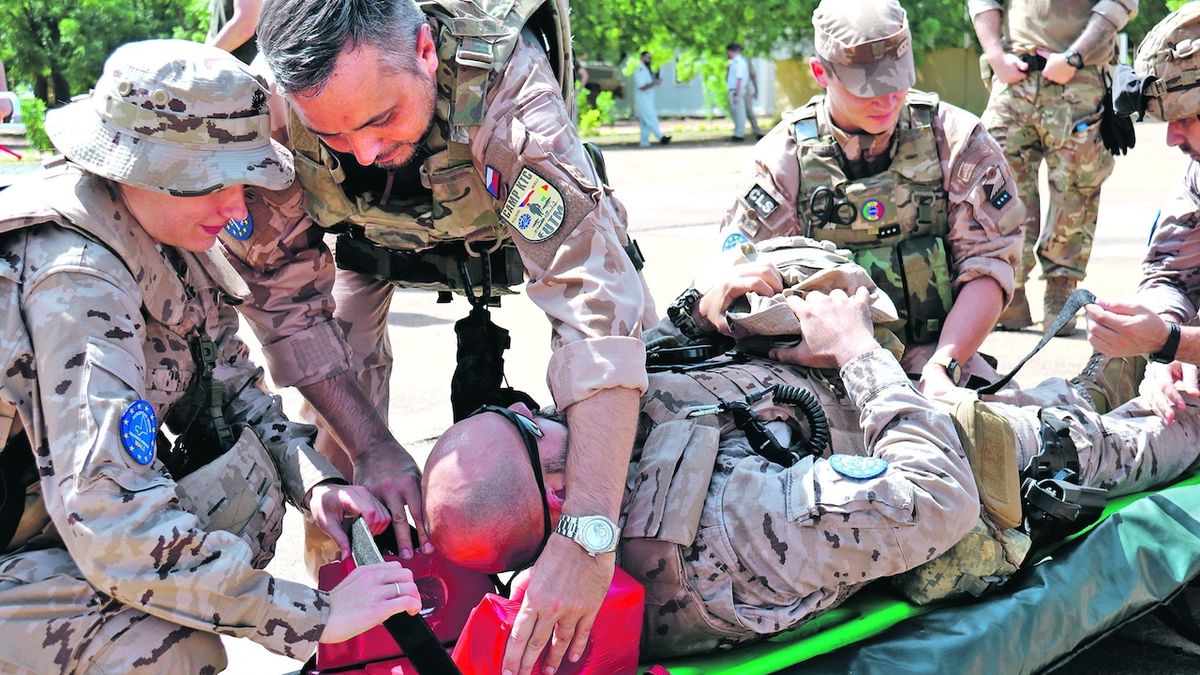 Čeští a spojenečtí vojáci v Mali cvičí i evakuaci raněných