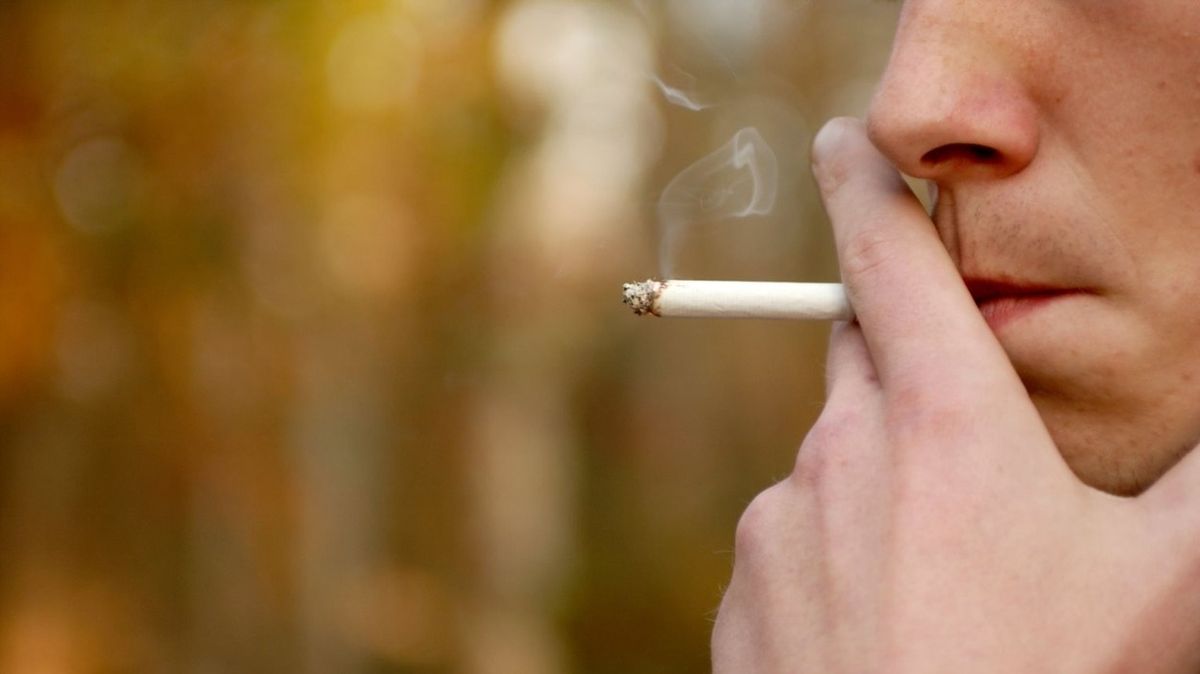 Radnice zakazovala zaměstnancům kouřit u stolu při práci z domova