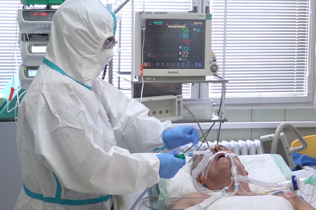 Pacient na plicní ventilaci v pražské nemocnici Na Bulovce