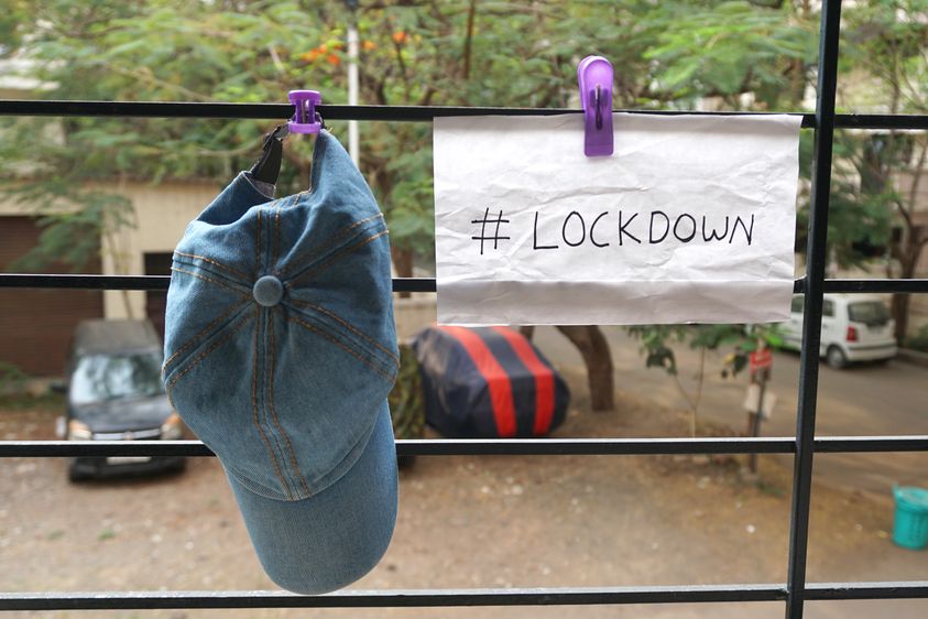 Lockdown znamená omezení pohybu nebo úplný zákaz vycházení.