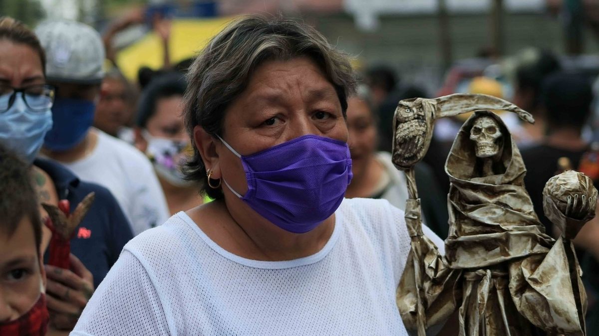 Mexičané se modlí k paní Svaté Smrti (Santa Muerte), aby je ochránila před koronavirem