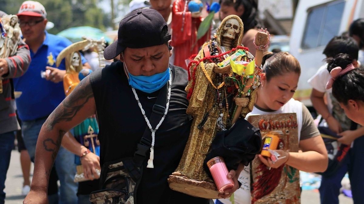 Mexičané se modlí k paní Svaté Smrti (Santa Muerte), aby je ochránila před koronavirem