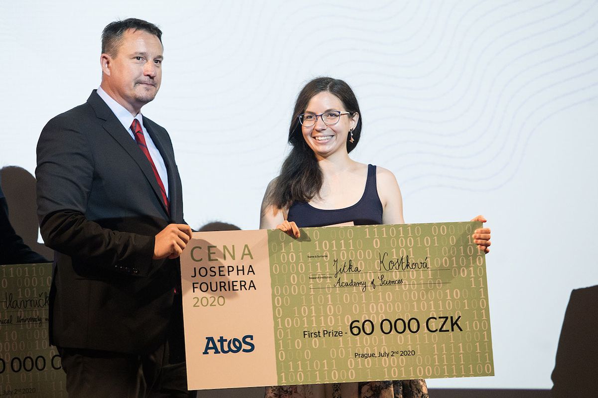V letošním ročníku Ceny Josepha Fouriera ženy získaly tři ceny ze čtyř. Jitce Kostkové tu její předává Vladek Šlezingr, generální ředitel Atosu.