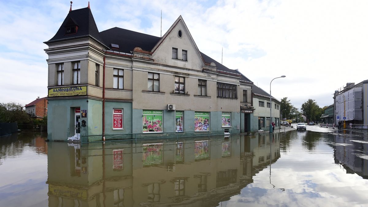 Stavidlo nechali zavřené, desítky domů u Přerova skončily pod vodou. Po dvou letech padla obvinění