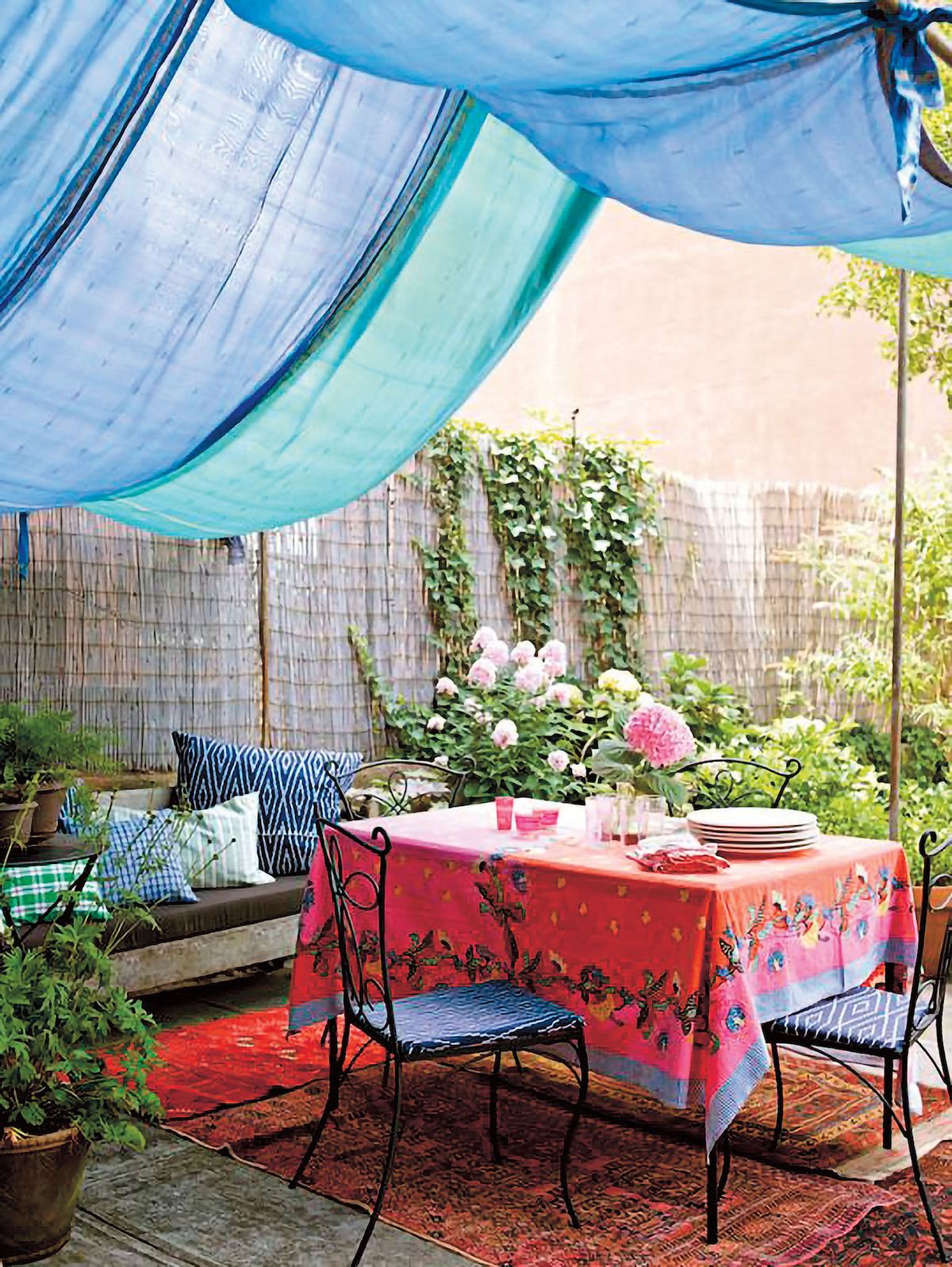 Pusťte do zahrady barvy v podobě ubrusů, polštářků, koberců a jednoduchého zastínění.