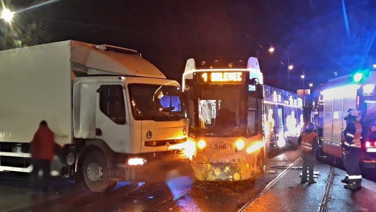 Kamion v Plzni narazil do vánoční tramvaje a vykolejil ji