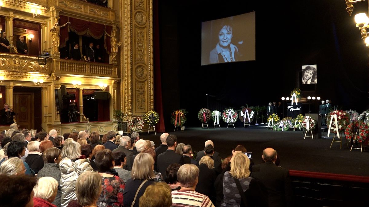 Lidé se v Národním divadle rozloučili s Janou Hlaváčovou