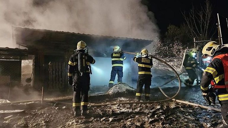Lama převrhla kyblík se žhavým popelem ve stavení na Vsetínsku, vypukl požár