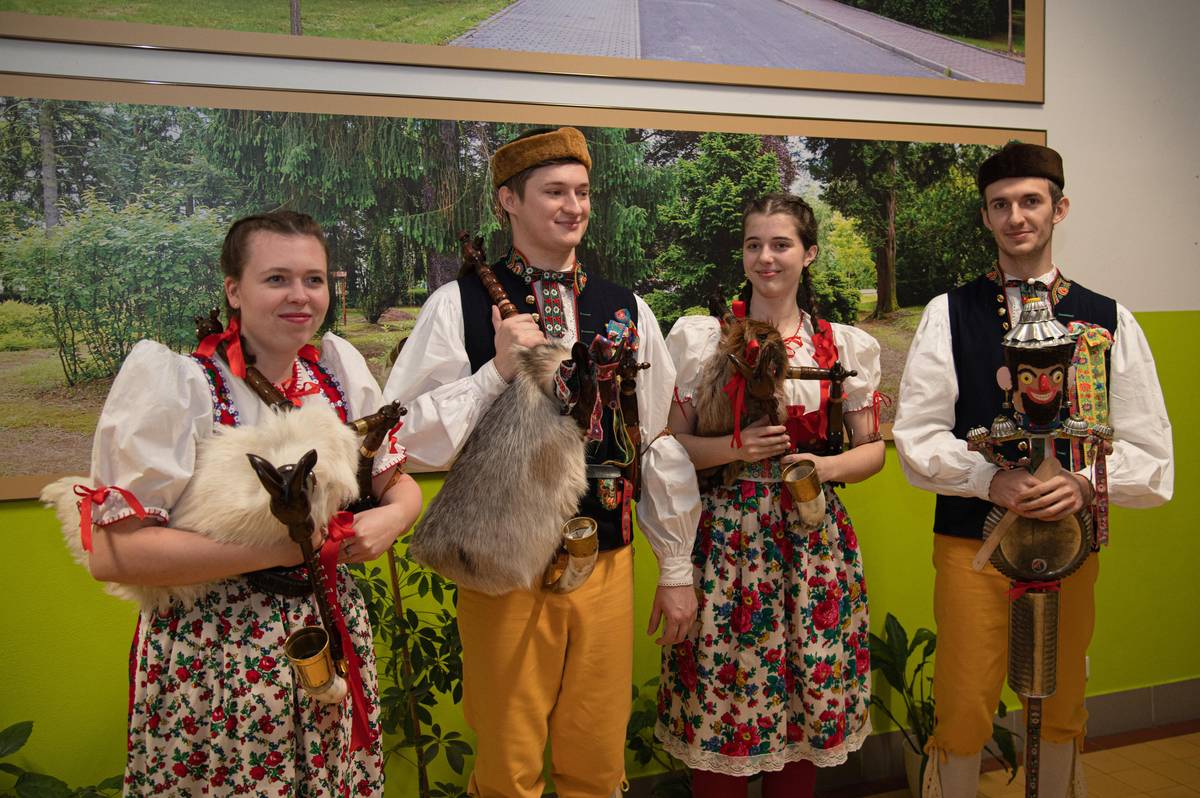 V místní střední škole ho přivítali dvěma tradičním písněmi studentky a bývalí studenti v chodských krojích. Studenti zahráli na dudy a vozembouch. Na snímku Kateřina Faloutová, Hynek Hradecký, Hana Ježková a Patrik Hradecký