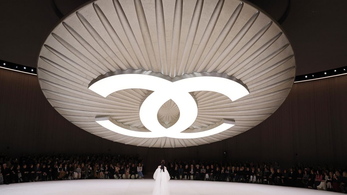 Přijměte pozvání do první řady na přehlídky značek Chanel, Dior nebo Armani