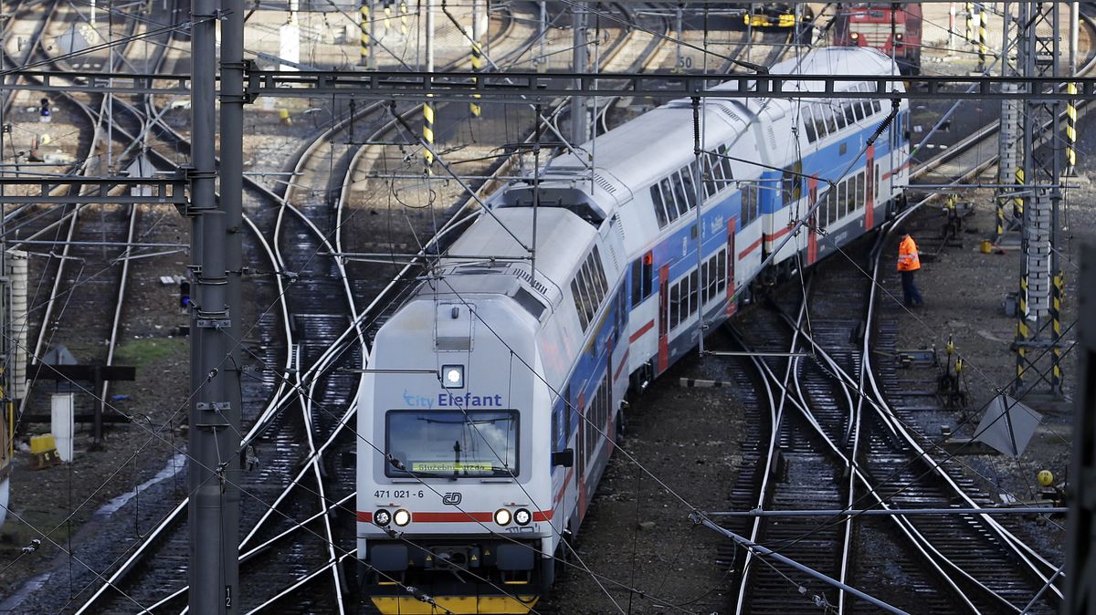 Policisté zasahovali ve vlaku na Kolín kvůli hlášenému útoku. Podezřelého odvezla záchranka