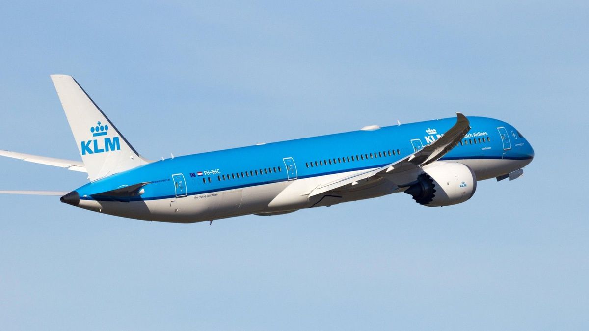 Otočka nad Grónskem. Boeing směr Los Angeles se vrátil do Amsterdamu kvůli nefunkčním toaletám