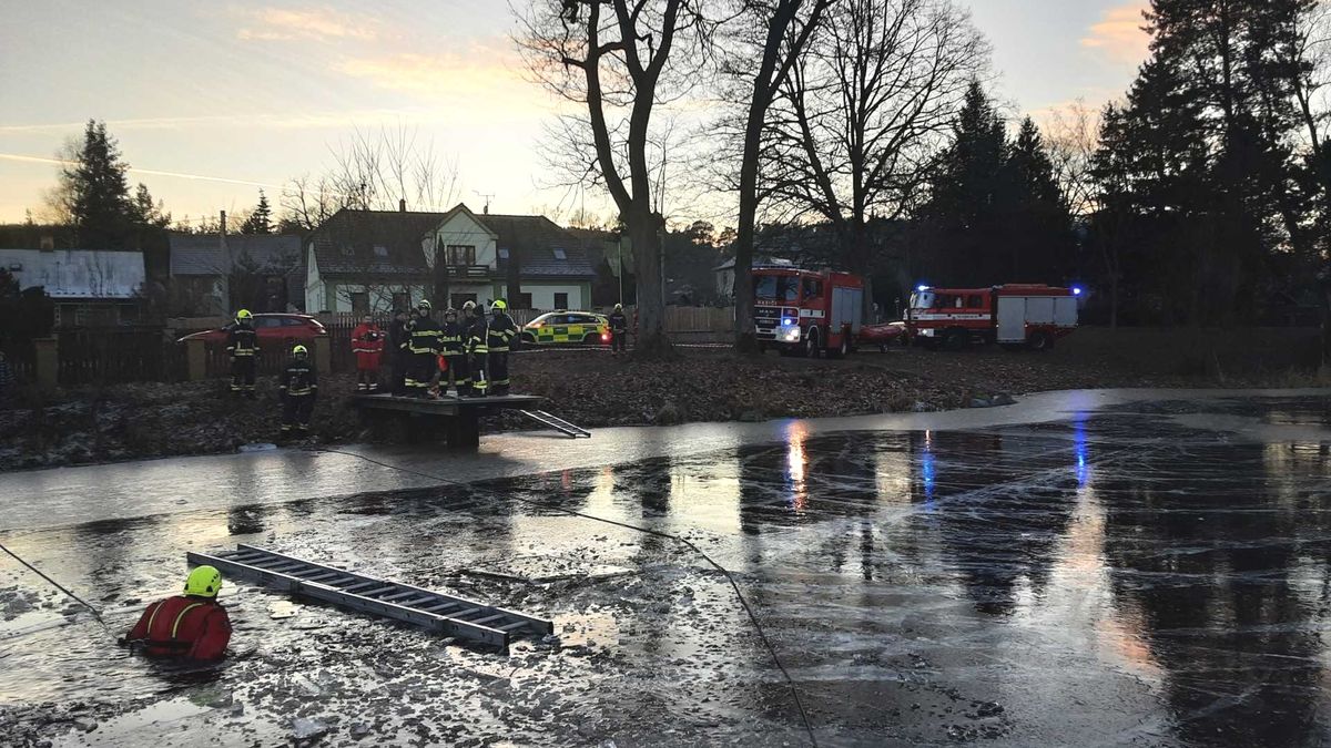 V Ralsku se propadlo auto do ledu, 12 metrů od břehu rybníka