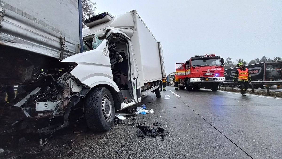 Dopravu na D1 u Brna zastavila nehoda dodávky a kamionu
