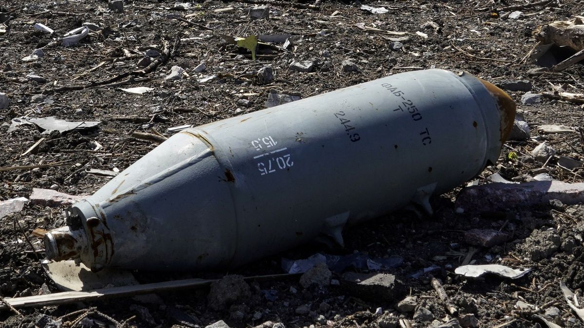 Ruská letadla shazují bomby na vlastní vesnice. Asi únava, komentují to Britové