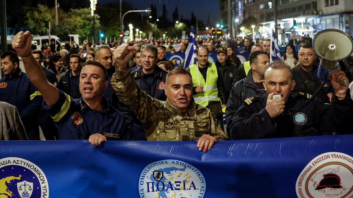 Policista zraněný světlicí při řádění fanoušků v Aténách zemřel