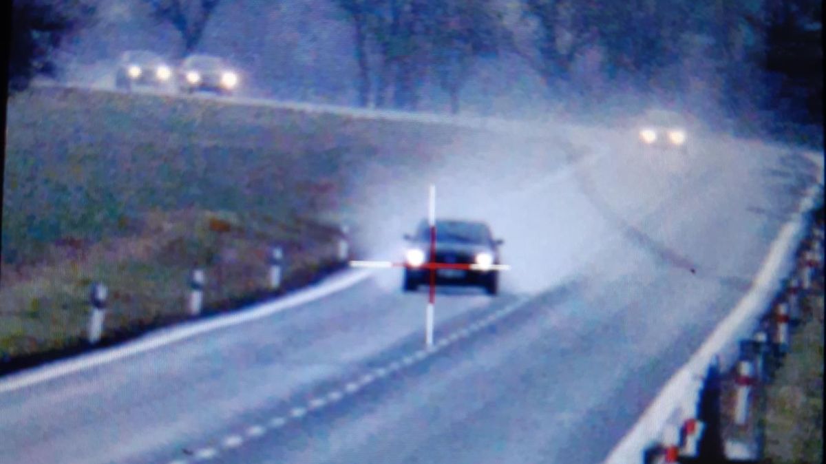 Řidič jel na mokré silnici na Zlínsku rychlostí 199 km/h