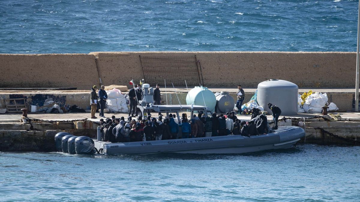 Italský parlament schválil dohodu, která umožní přesunout migranty do Albánie