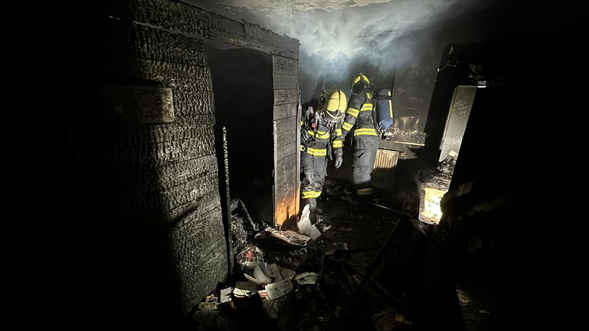 U Prahy hořel kvůli požáru sauny dům. Škoda činí tři miliony