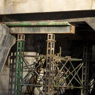 Podpěrná konstrukce u jednoho z oblouků mostu