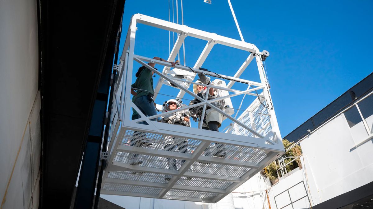 Astronauti NASA otestovali výtah, který je má z kosmické lodě snést na povrch Měsíce