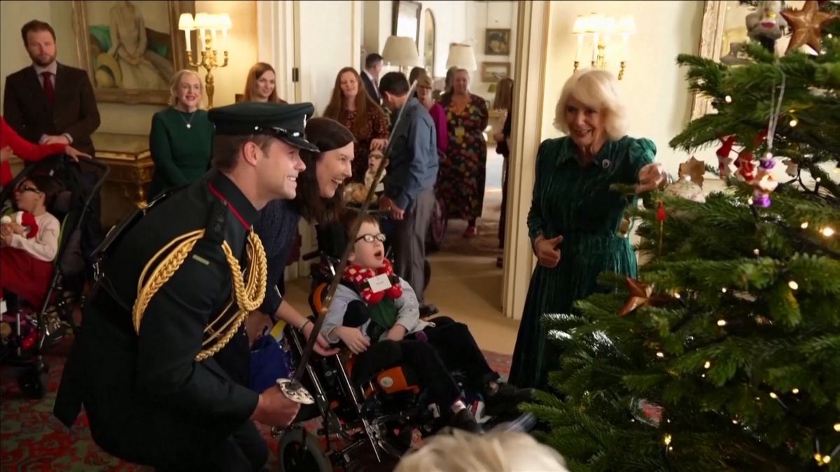 Britská královna Camilla zdobila vánoční stromek s hendikepovanými dětmi