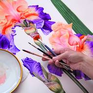 K rozložitým a nadýchaným květům kosatců se často vrací.