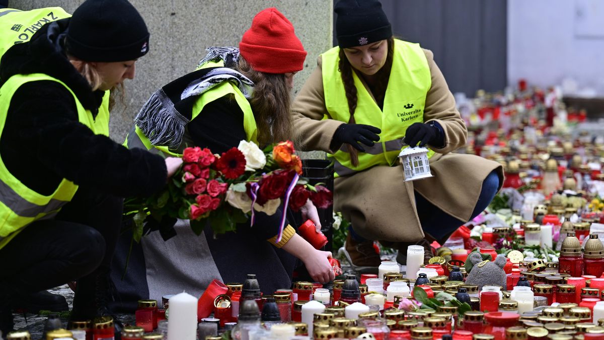 Studenti sbírají svíčky z pietního místa u Karolina
