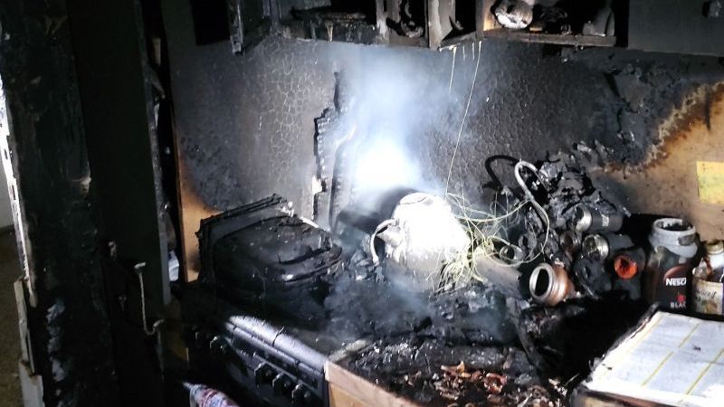 Hasiči zachránili čtyři lidi při požáru suterénu domu v Praze