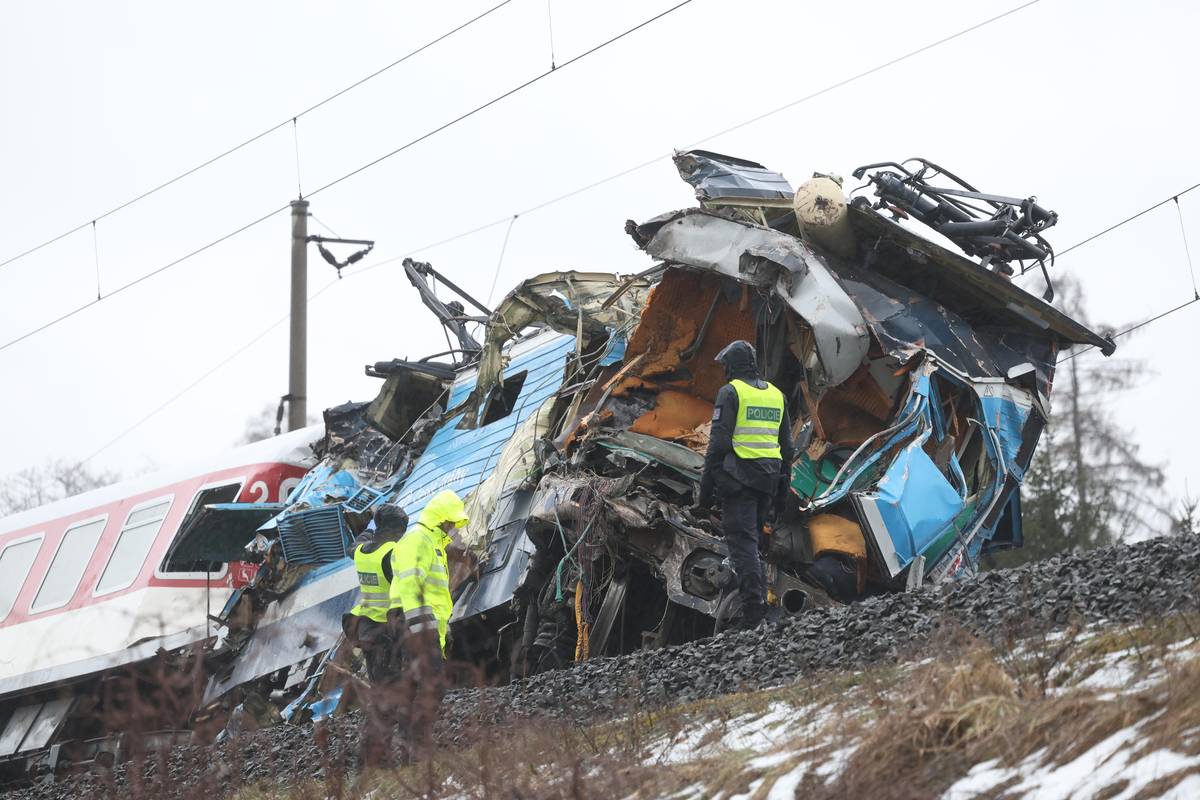 Srážka vlaku s nákladním autem v Dolní Lutyni