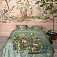 Povlečení jako velkorysé květinové aranžmá ukazuje na volnou tvorbu finské fotografky. Navazuje na dokonalost zátiší starých mistrů