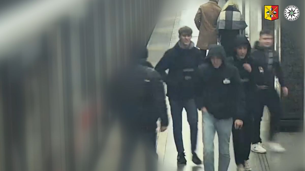 Čtveřice mladíků podezřelých z oloupení fotbalového fanouška se přihlásila policii